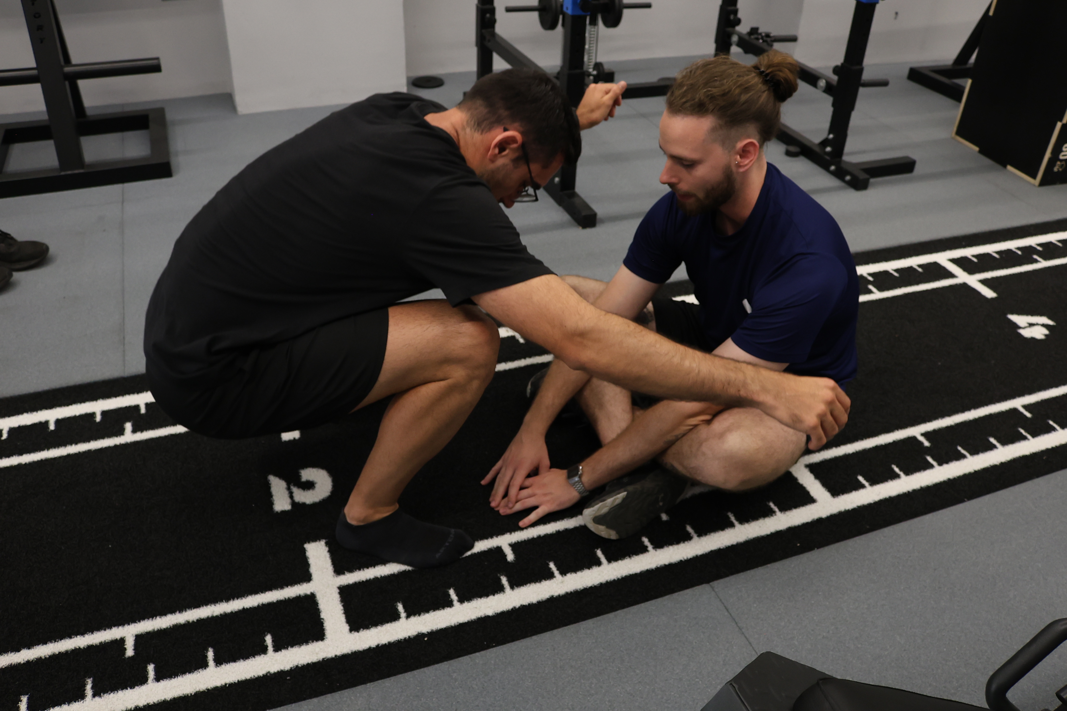 Aarón Olaso trabajando fisioterapia deportiva con un paciente en Gandia y La Safor
