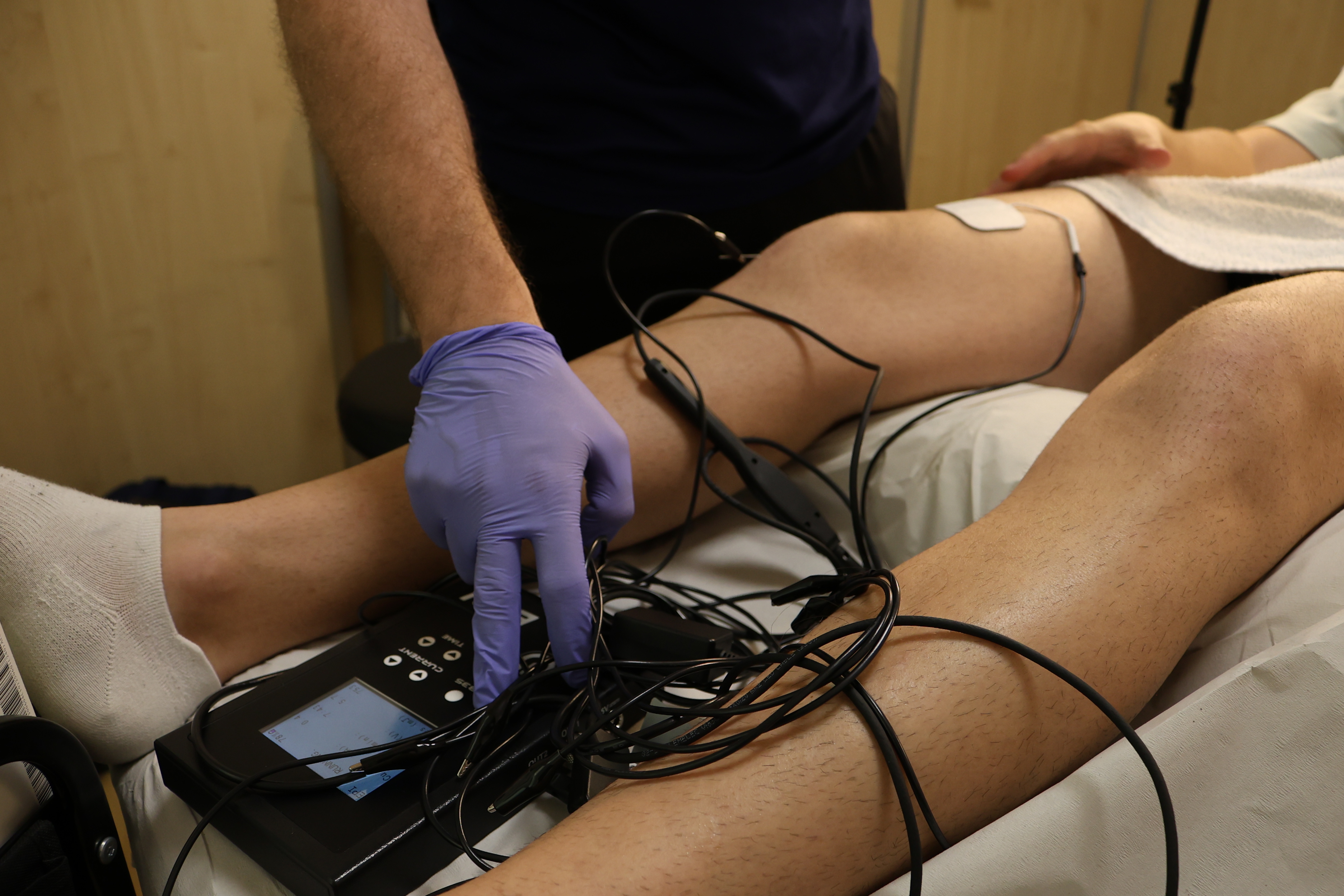 Aarón Olaso realizando fisioterapia domiciliaria en La Safor y Dénia con material propio