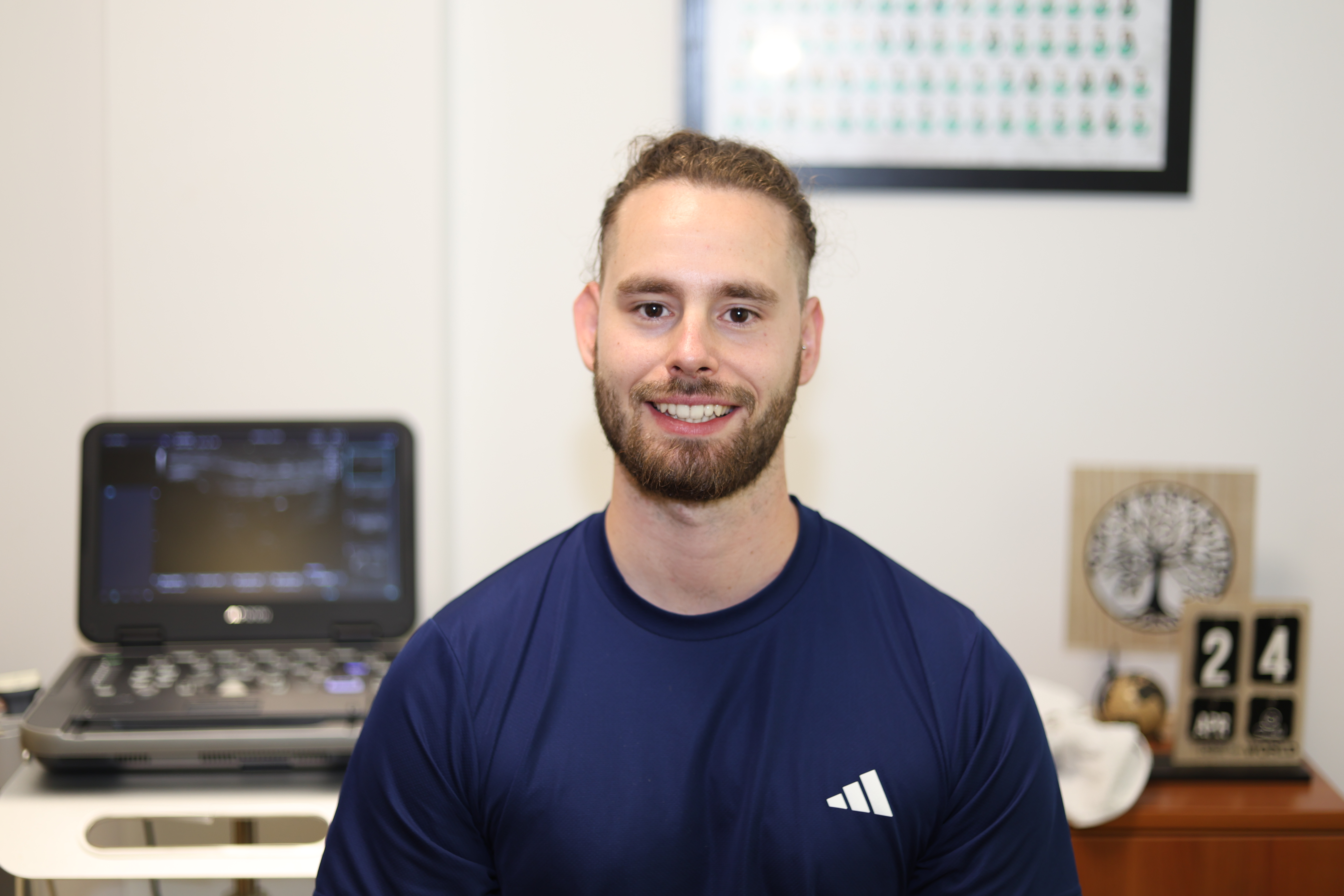 Aarón Olaso, fisioterapeuta especializado en fisioterapia avanzada, ecografía musculoesquelética y ejercicio terapéutico en La Safor, Gandia y Dénia
